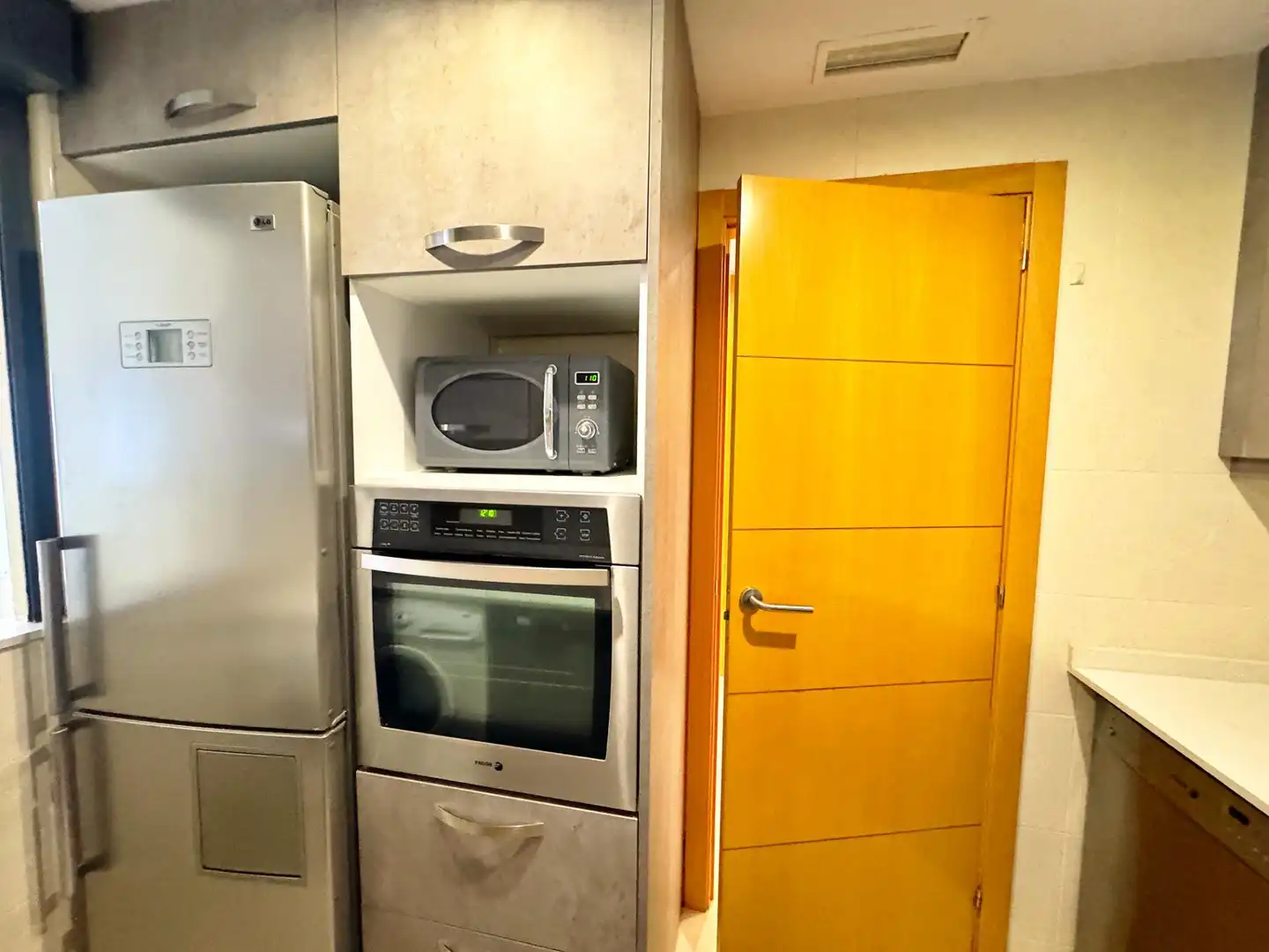Küche von Wohnung zum Verkauf in Sitges mit Klimaanlage, Heizung und Balkon