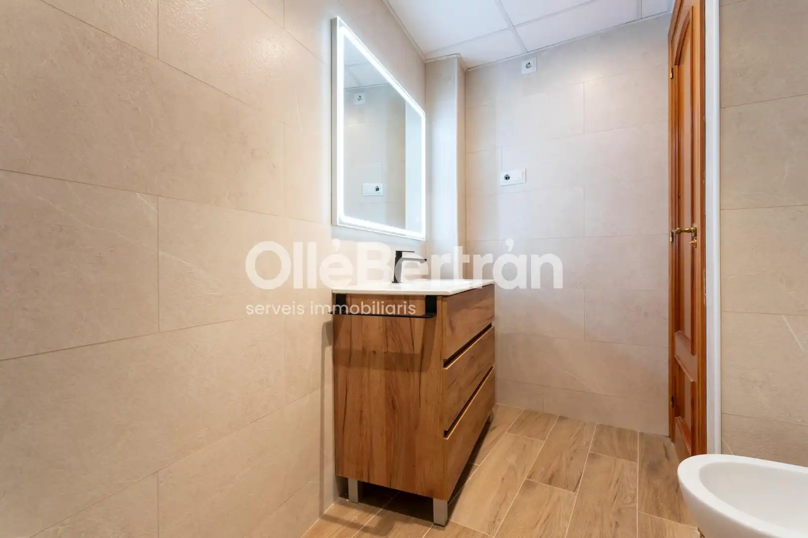 Baño de Piso en venta en Barcelona con Calefacción, Horno y TV