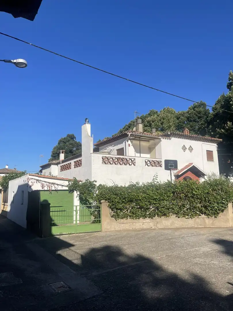 Vista exterior de Casa o xalet en venda en Girona amb Terrassa