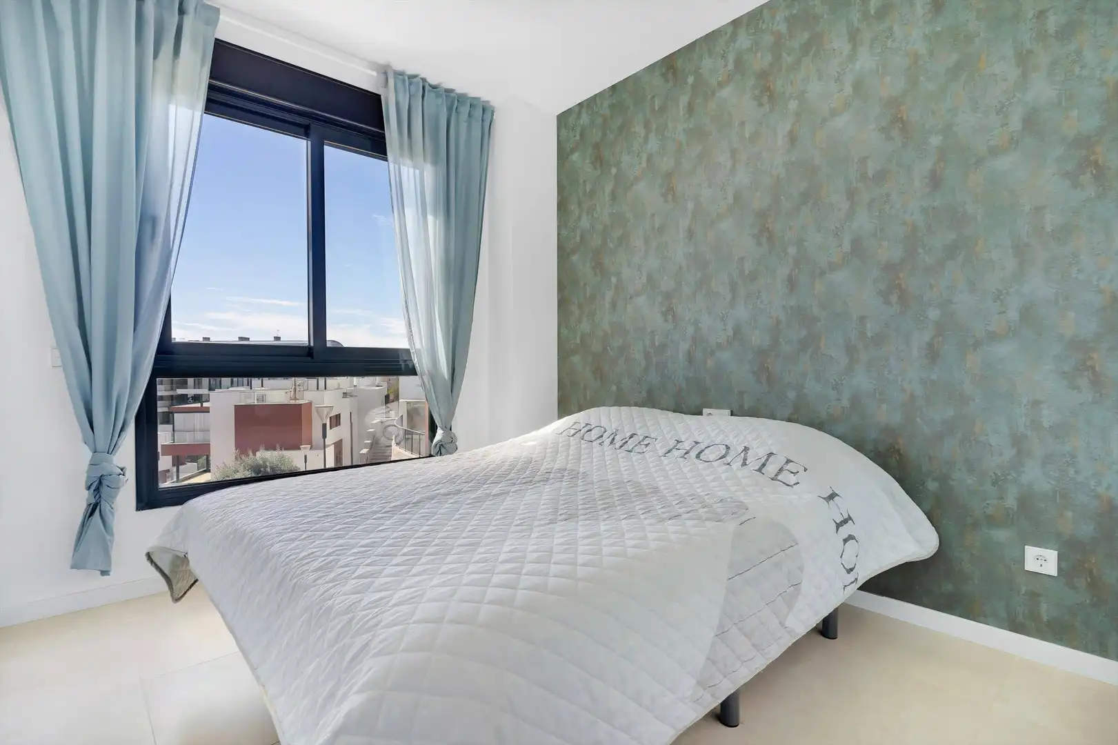 Dormitori de Apartament en venda en Fuengirola amb Aire condicionat, Jardí privat i Terrassa