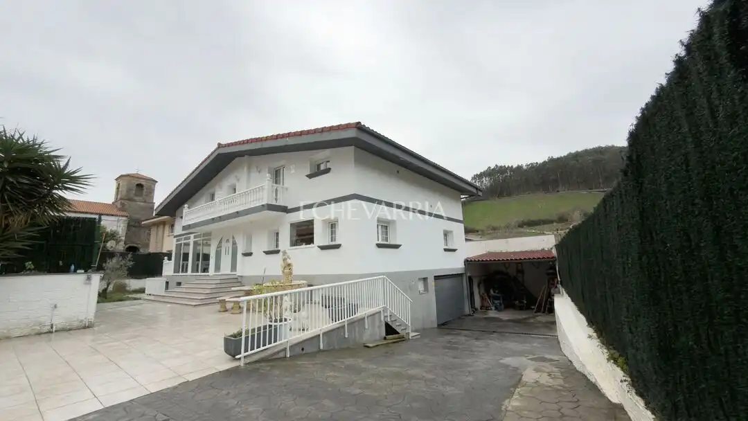 Vista exterior de Casa o chalet en venta en Castro-Urdiales con Calefacción, Jardín privado y Terraza