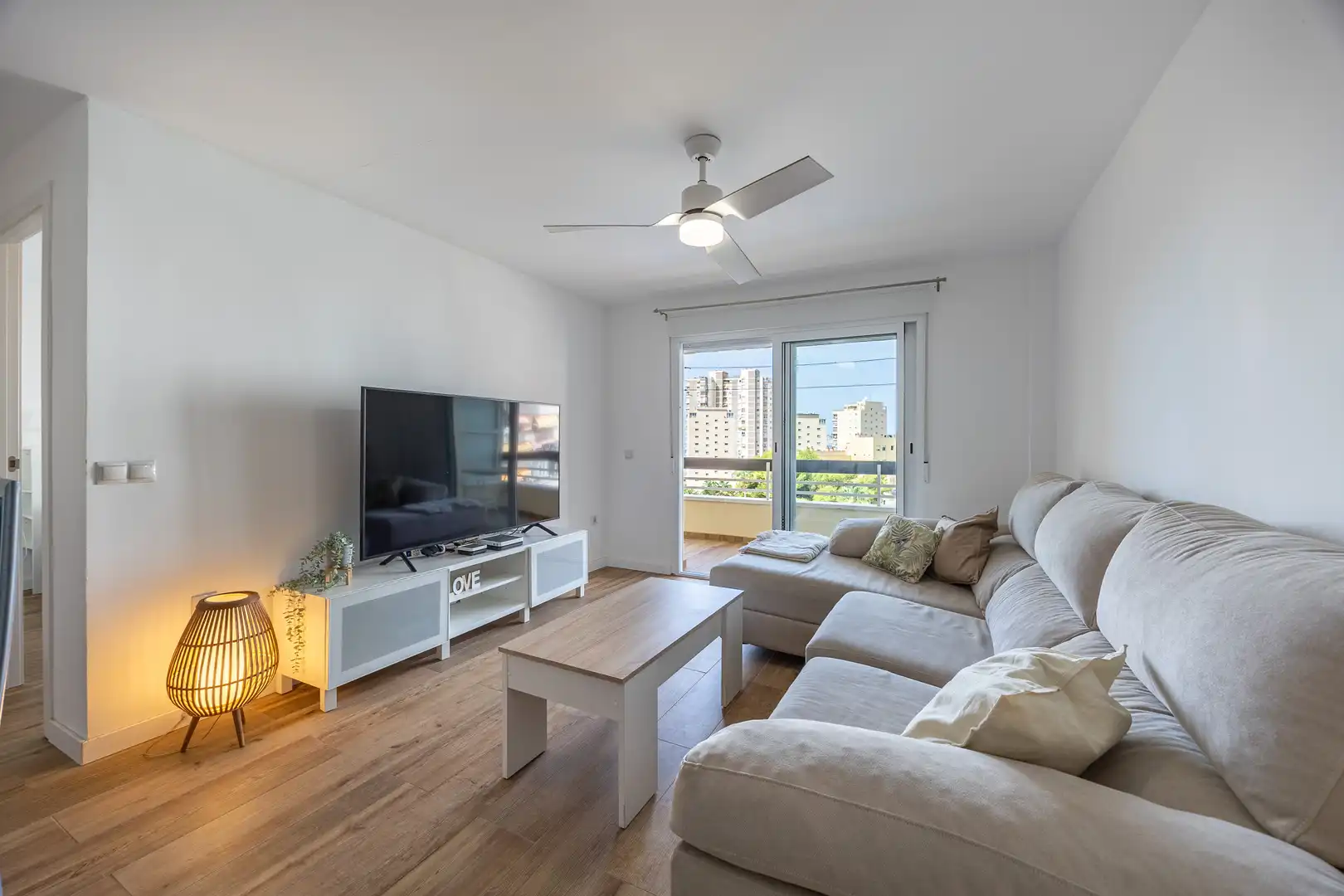 Sala de estar de Piso en venta en Benidorm con Piscina, Amueblado y Piscina comunitaria