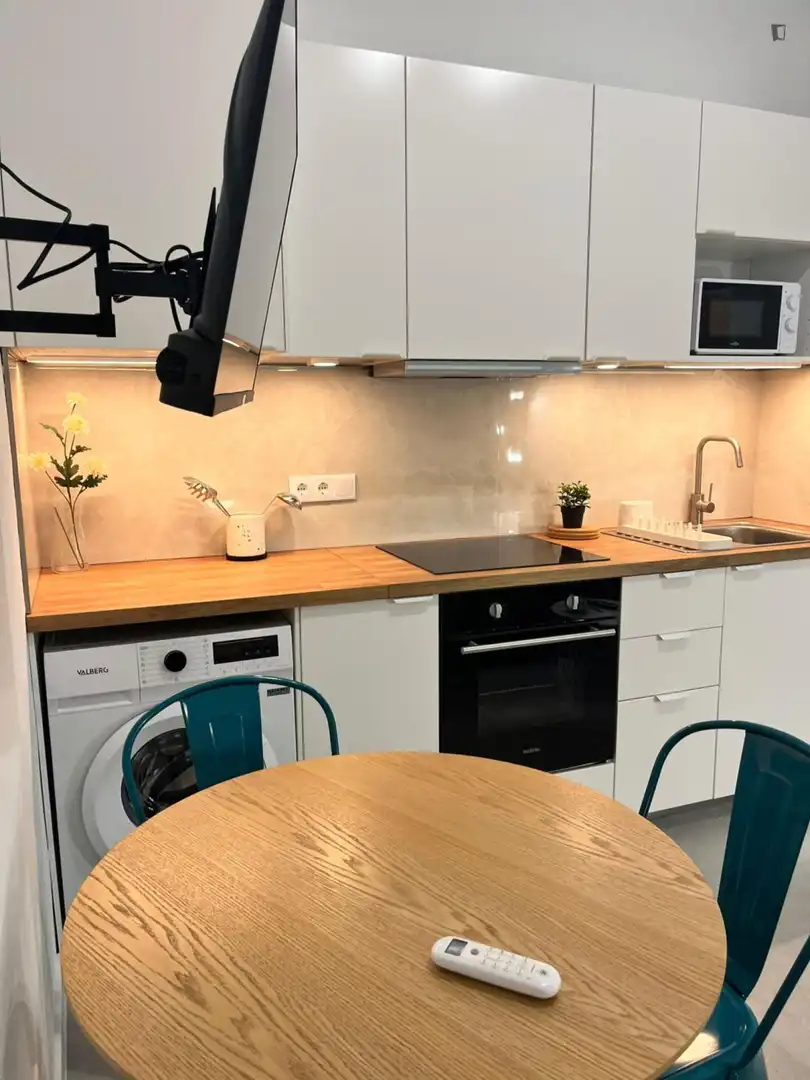 Cuina de Apartament de lloguer en Valencia amb Aire condicionat, Moblat i Forn