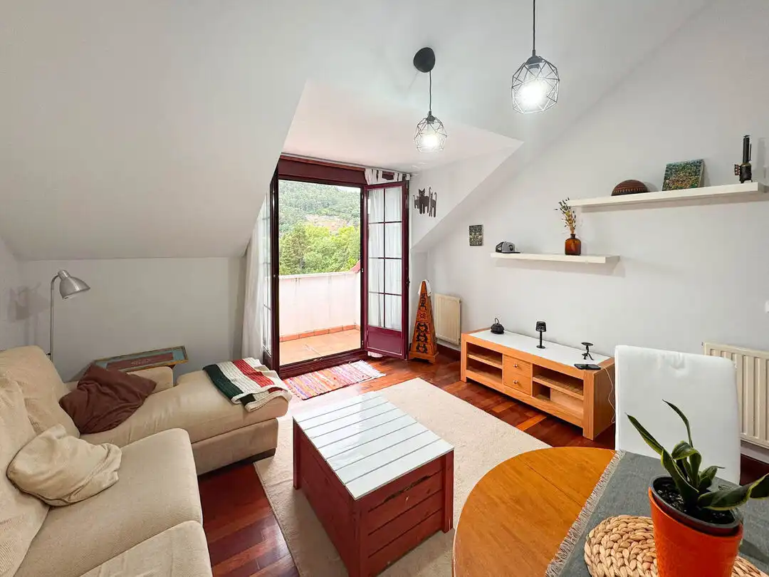 Wohnzimmer von Dachboden zur Miete in Entrambasaguas mit Heizung, Terrasse und Schwimmbad