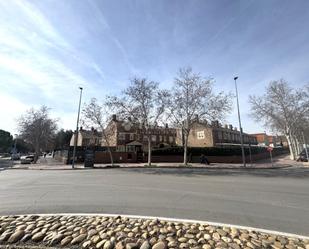 Vista exterior de Casa adosada en venda en Alcalá de Henares amb Calefacció i Jardí privat