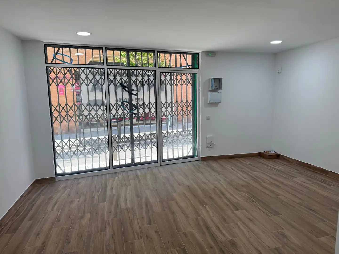 Local en venta en Cornellà de Llobregat con Parquet y Alarma