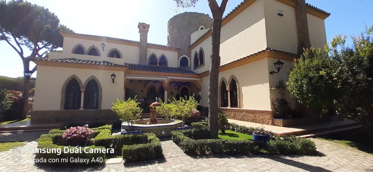 Vista exterior de Casa o xalet en venda en Chiclana de la Frontera amb Aire condicionat, Calefacció i Jardí privat