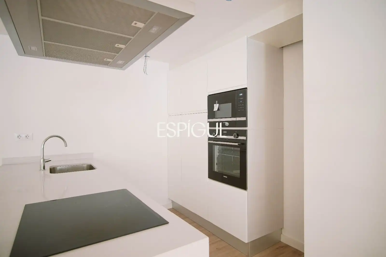 Küche von Wohnung zur Miete in Fornells de la Selva mit Terrasse, Ofen und Mikrowelle