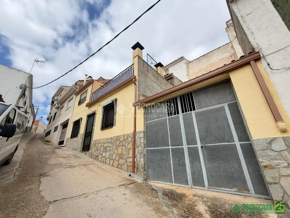 Vista exterior de Casa adosada en venda en Santa Cruz de la Zarza amb Aire condicionat i Terrassa