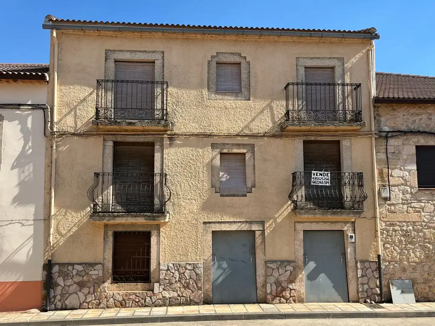Vista exterior de Pis en venda en Cedillo de la Torre amb Jardí privat, Moblat i Balcó