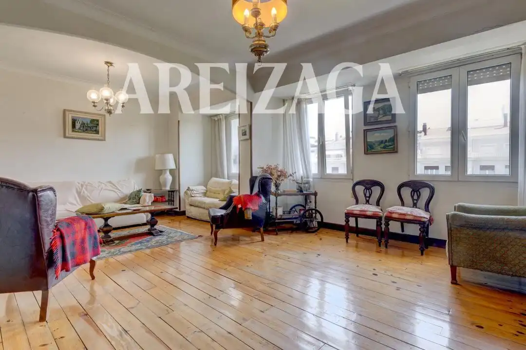 Sala d'estar de Pis en venda en Donostia - San Sebastián  amb Calefacció i Traster