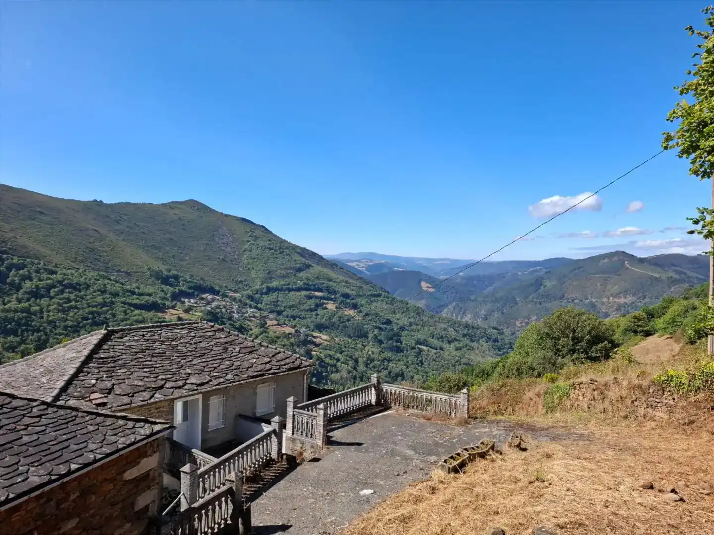Vista exterior de Finca rústica en venda en Illano amb Moblat