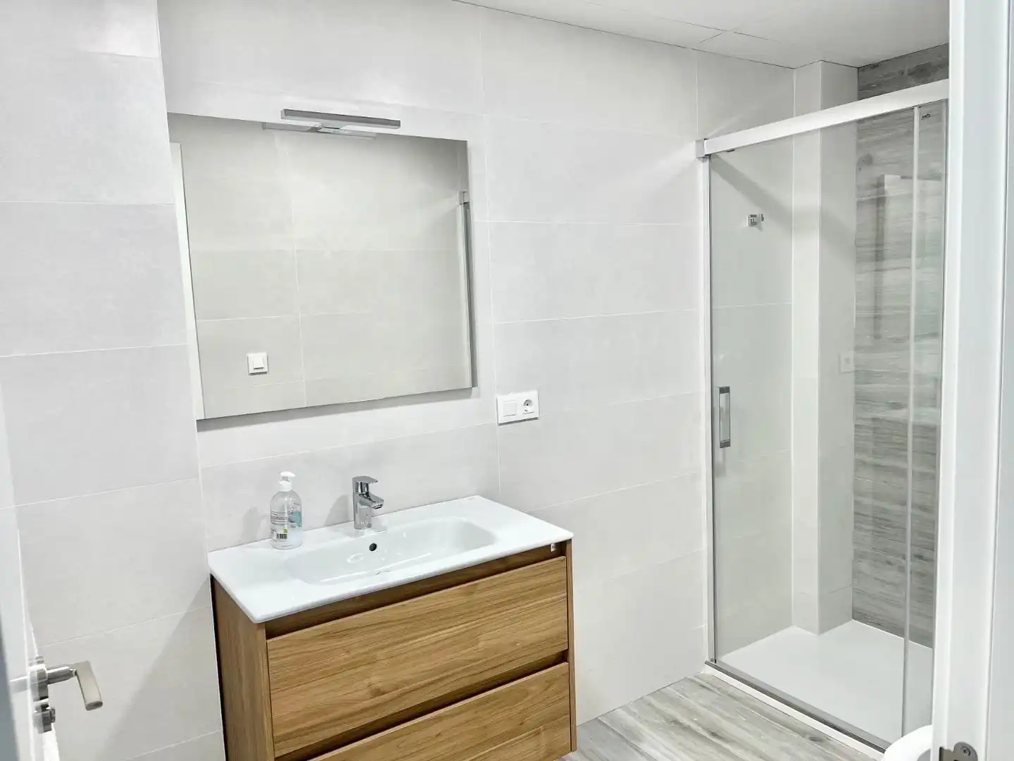 Baño de Apartamento de alquiler en El Campello con Aire acondicionado, Calefacción y Terraza