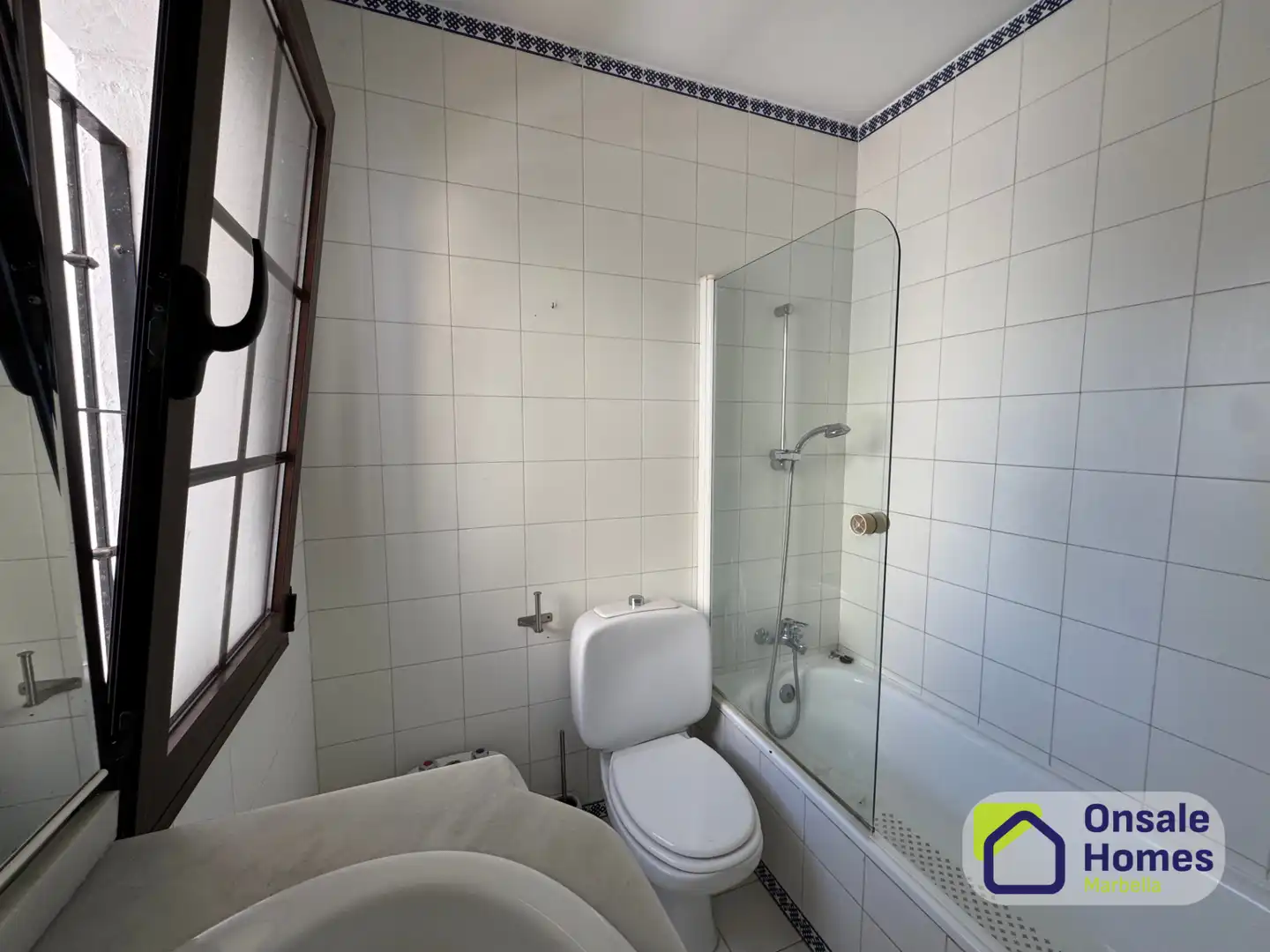 Baño de Casa adosada en venta en Marbella con Terraza, Balcón y Alarma