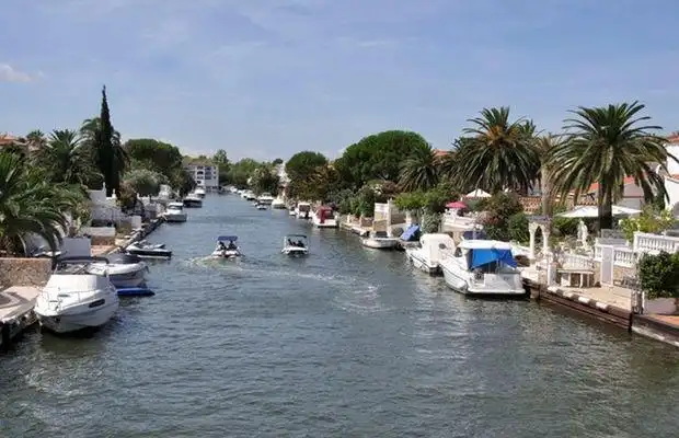 Vista exterior de Apartament en venda en Empuriabrava amb Terrassa i Balcó