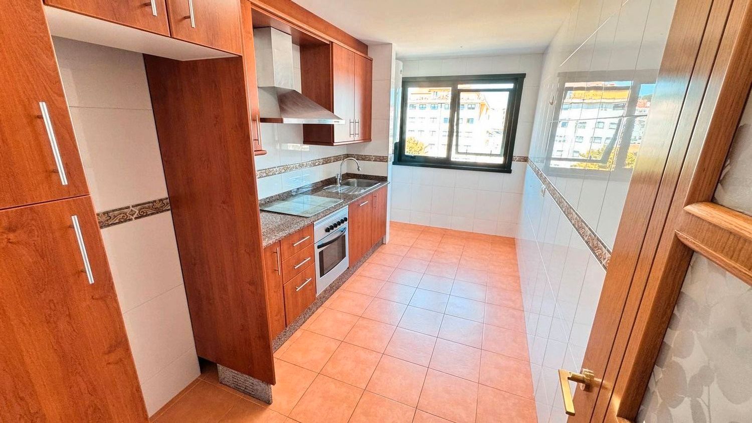 Cuina de Pis de lloguer en Arteixo amb Calefacció, Parquet i Traster