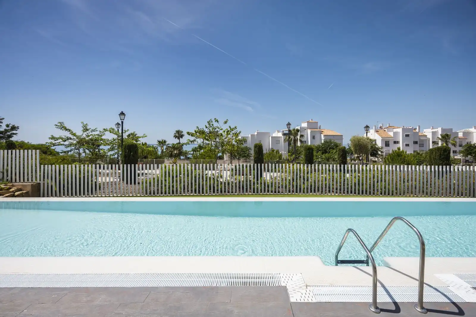Schwimmbecken von Wohnungen zum Verkauf in Benalmádena mit Klimaanlage, Privatgarten und Terrasse