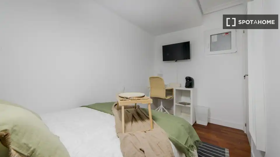 Bedroom of Flat for share in Madrid  with Air Conditioner, Heating and Furnished