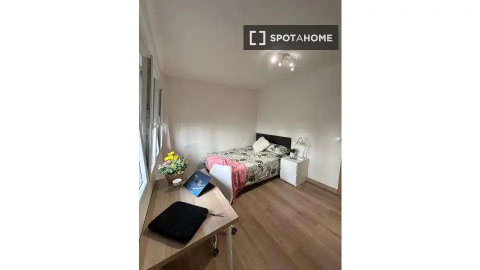 Bedroom of Flat for share in Macarena