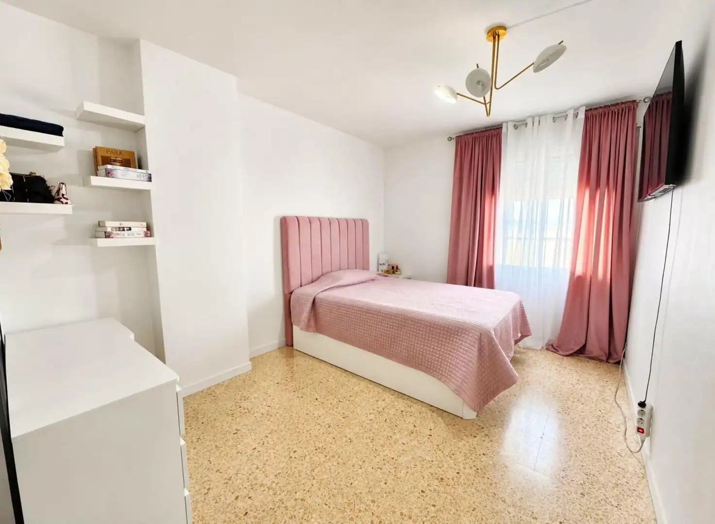 Dormitori de Àtic en venda en Girona amb Aire condicionat i Terrassa