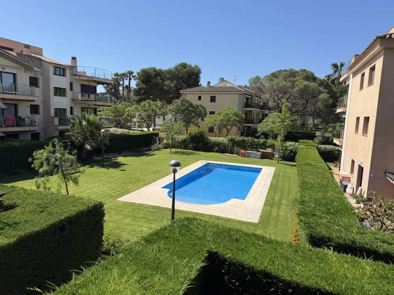 Schwimmbecken von Wohnungen zum Verkauf in Castell d'Aro, Platja d'Aro i s'Agaró mit Klimaanlage, Heizung und Terrasse