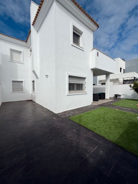 Exterior view of Single-family semi-detached for sale in Chiclana de la Frontera  with Air Conditioner, Heating and Private garden