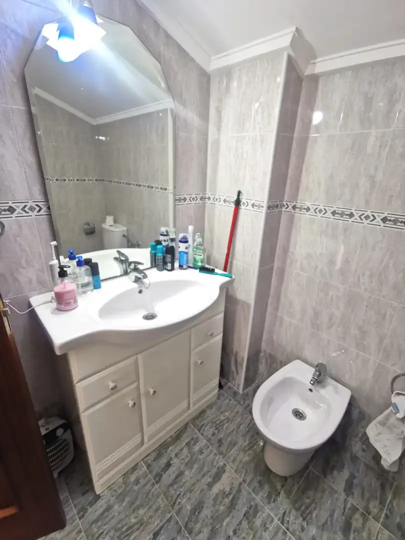 Baño de Ático en venta en Castro-Urdiales con Calefacción, Terraza y Trastero