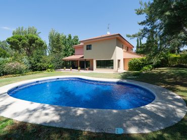 Xalet amb piscina en venda a Somosaguas
