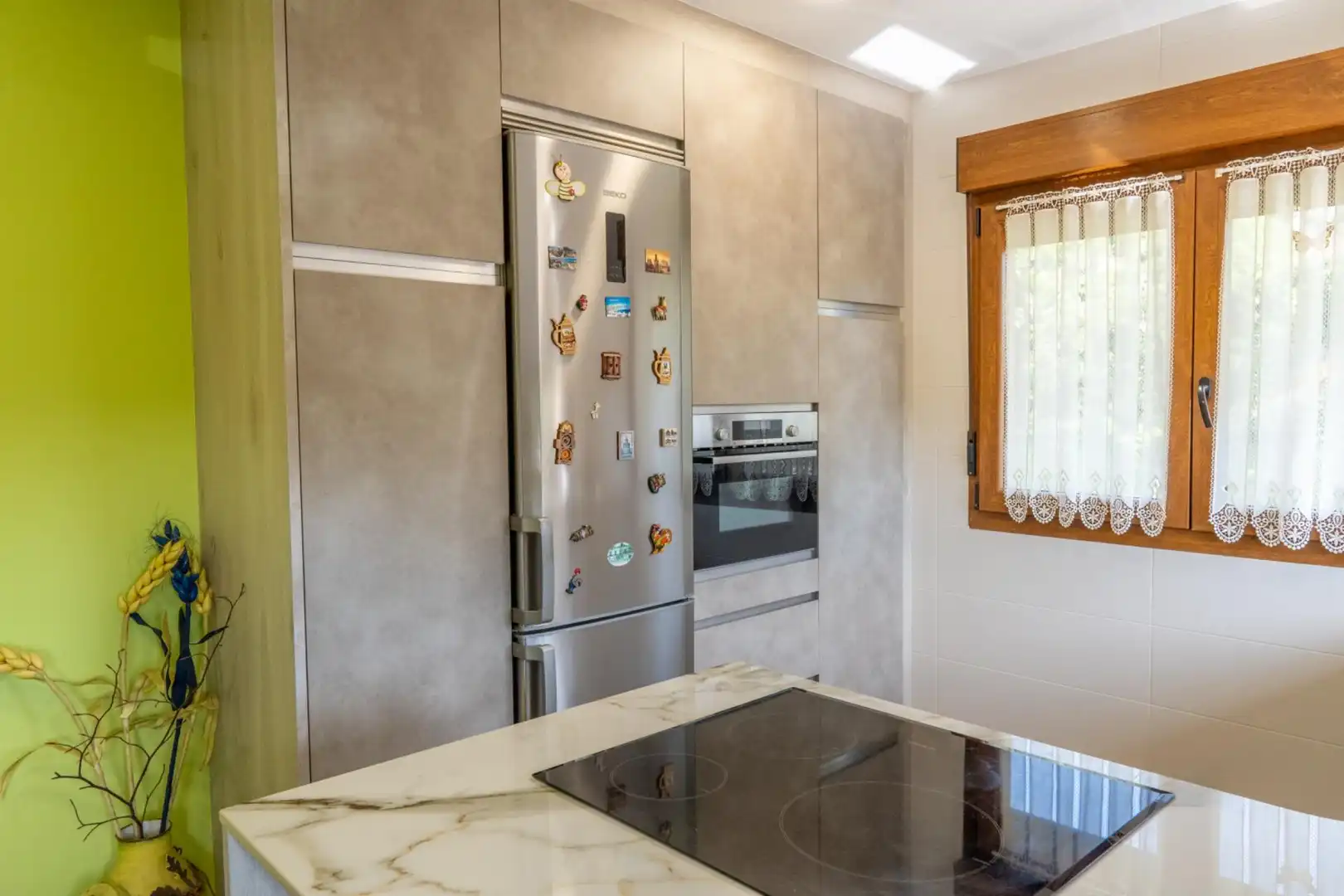 Cuina de Casa o xalet en venda en Gijón  amb Calefacció, Jardí privat i Terrassa