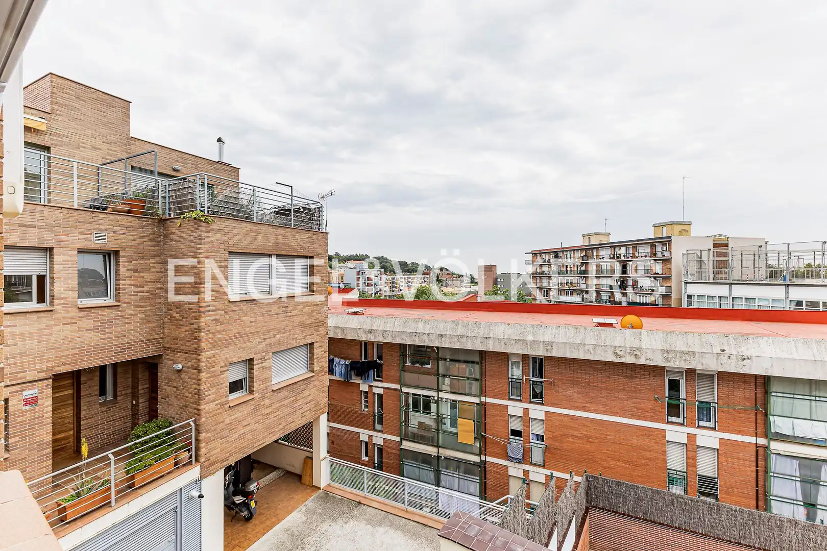 Terrasse von Einfamilien-Reihenhaus zum Verkauf in Barcelona mit Heizung