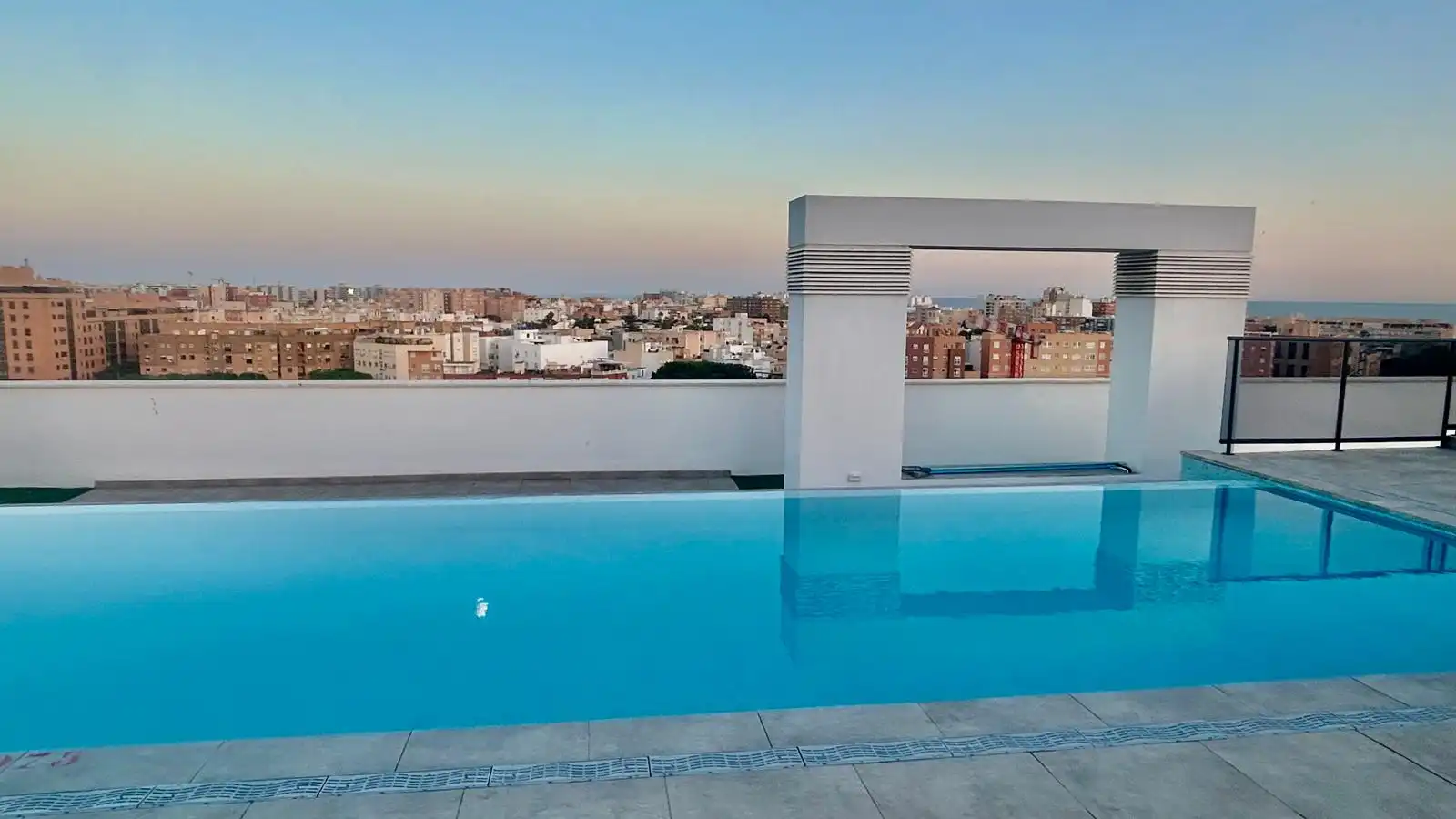 Piscina de Piso en venta en Almería con Aire acondicionado, Calefacción y Parquet