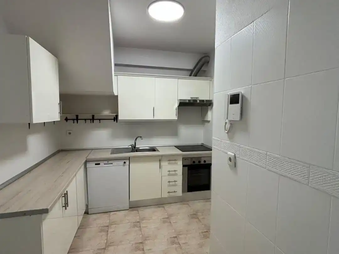 Cocina de Piso de alquiler en El Rosario con Piscina y Balcón