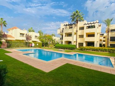 Ground floor with pool for sale in Avenida del Golf 180