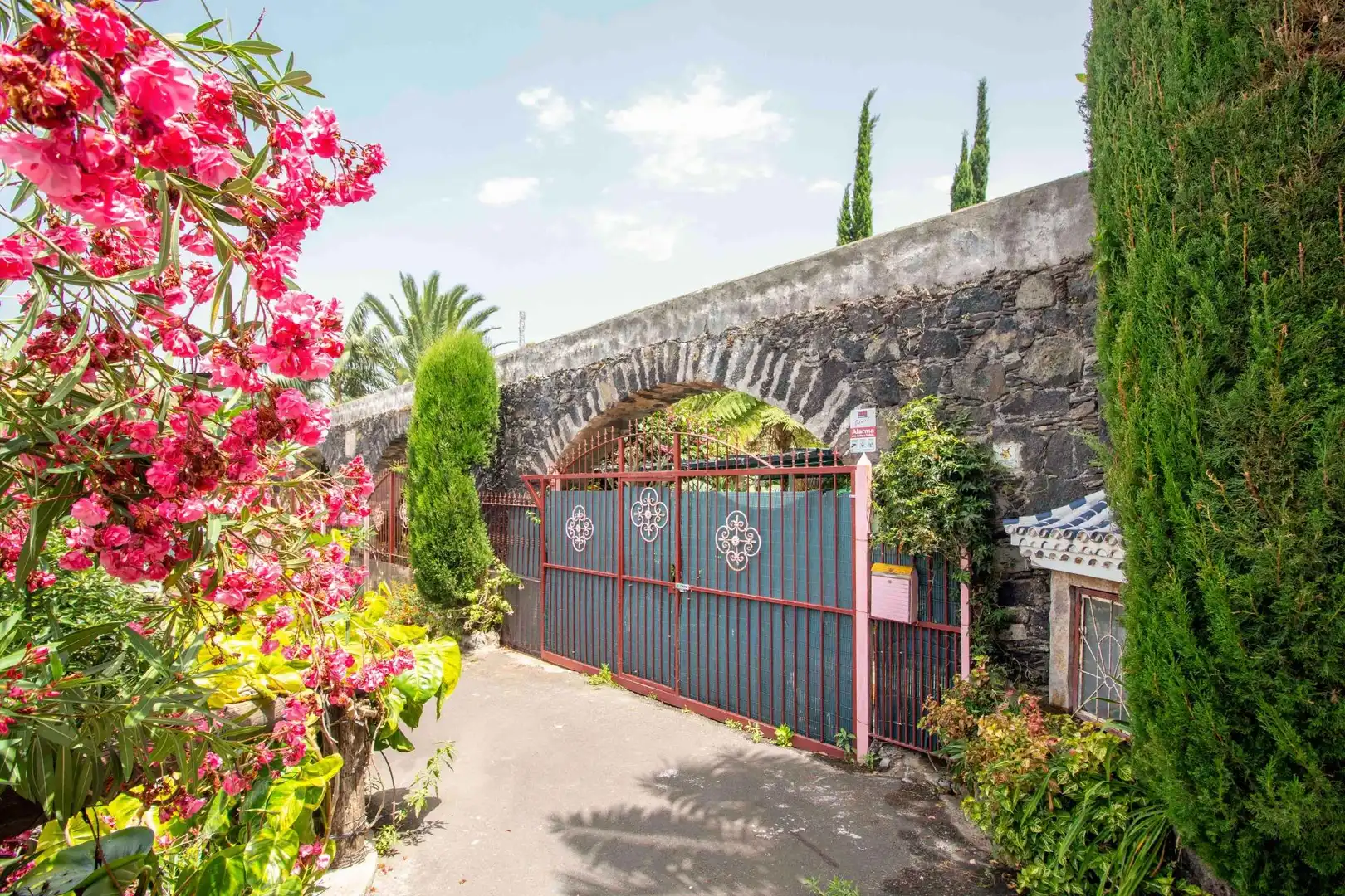 Vista exterior de Casa o xalet en venda en Icod de los Vinos amb Jardí privat, Terrassa i Traster