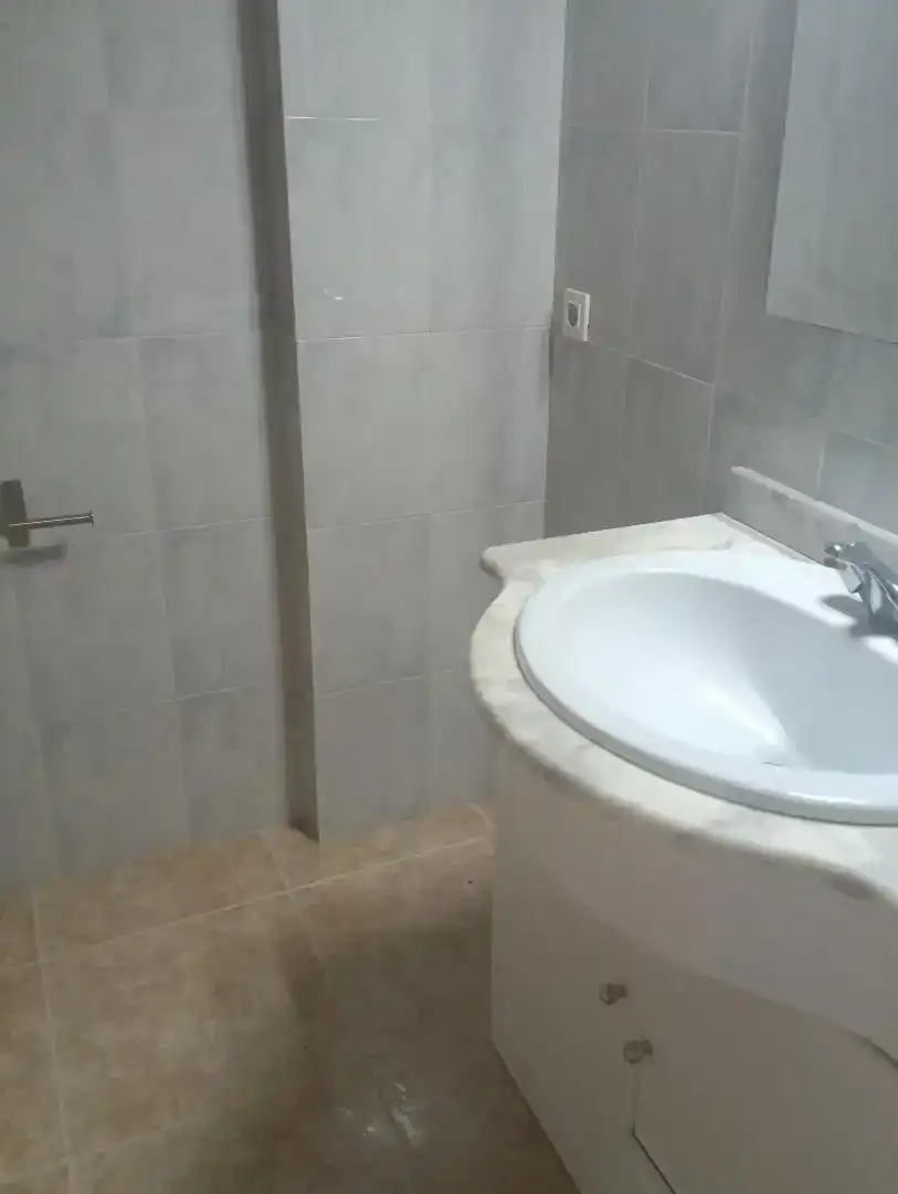 Badezimmer von Erdgeschoss zur Miete in Madrid mit Klimaanlage und Ofen
