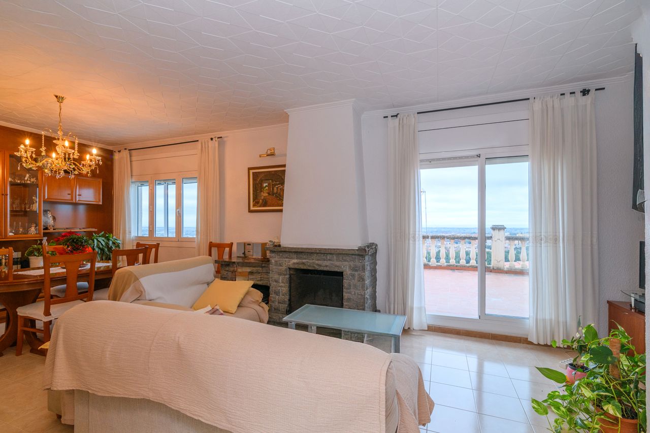 Sala d'estar de Casa o xalet en venda en Viladecans amb Aire condicionat, Jardí privat i Terrassa