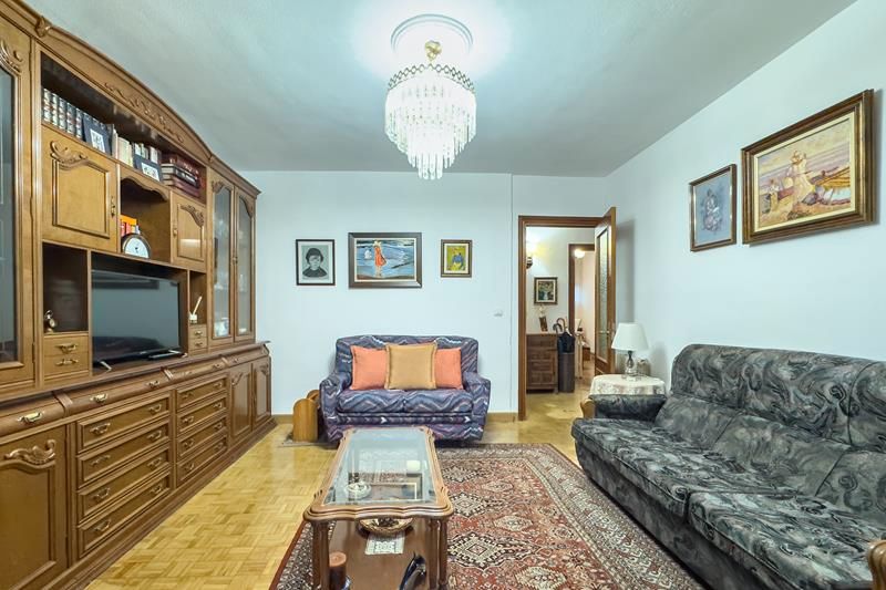 Sala d'estar de Pis en venda en  Madrid Capital amb Calefacció, Parquet i Terrassa