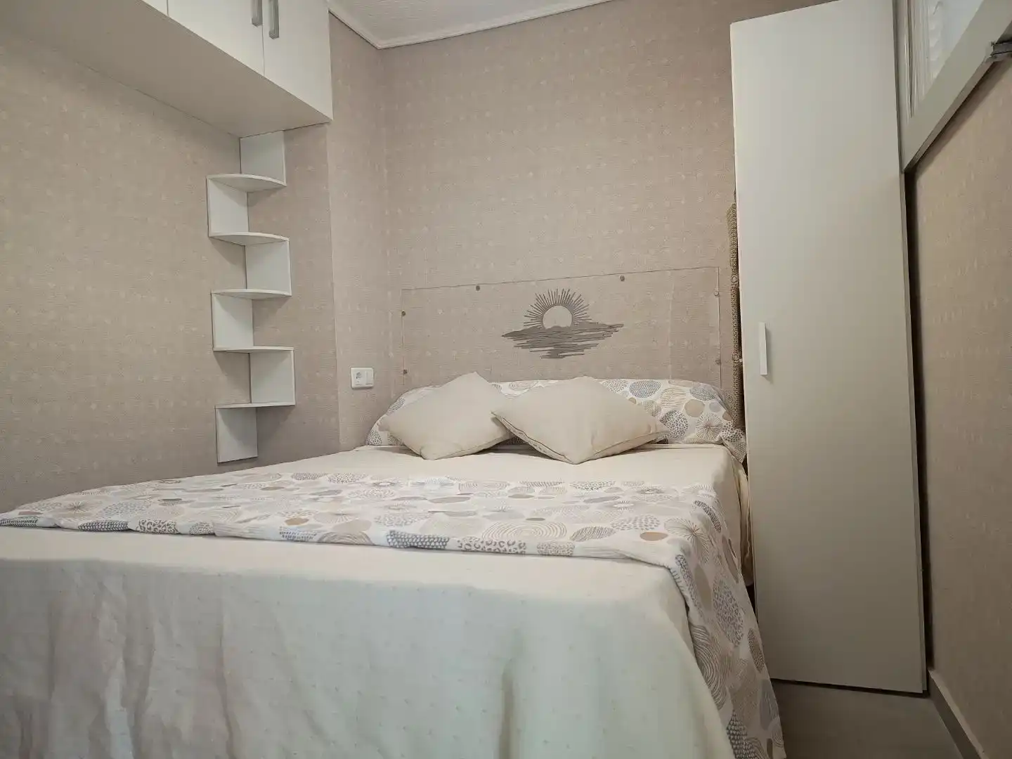 Schlafzimmer von Wohnungen zur Miete in Benidorm mit Klimaanlage, Schwimmbad und Balkon