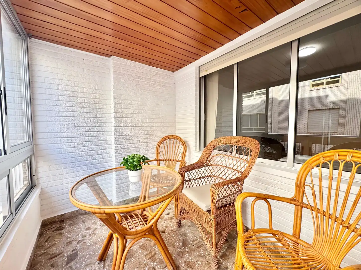 Terrassa de Apartament de lloguer en Torrevieja amb Aire condicionat, Moblat i Rentadora