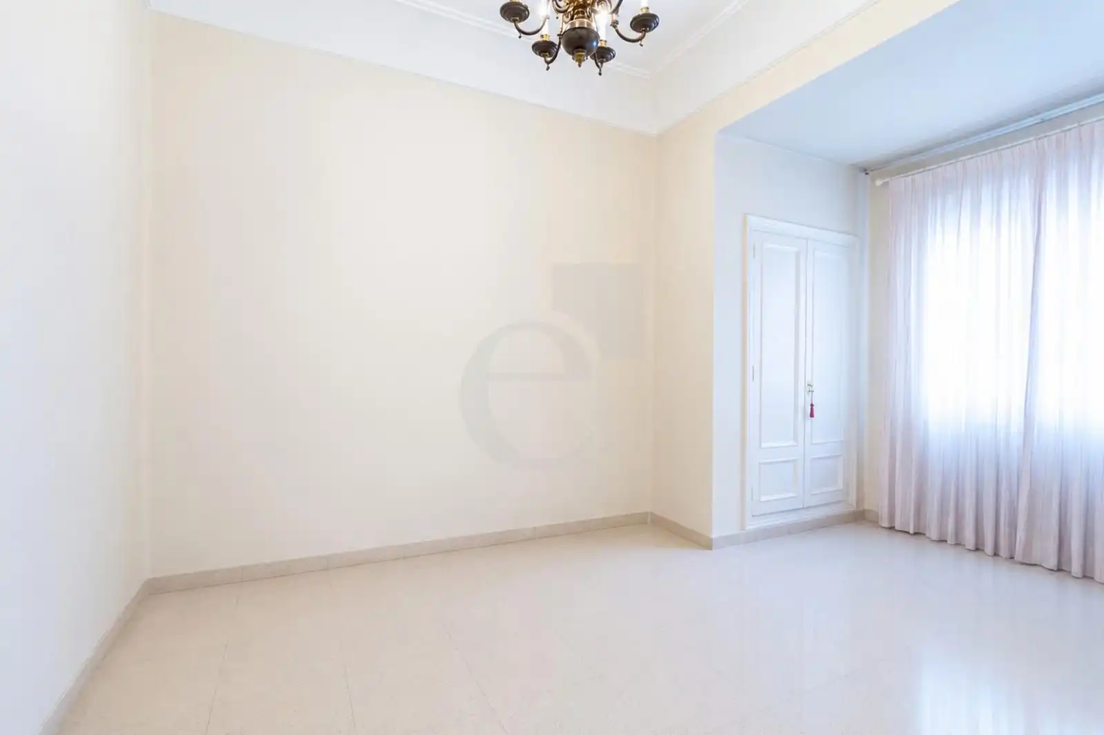 Wohnung zum Verkauf in Valencia mit Klimaanlage, Terrasse und Abstellraum