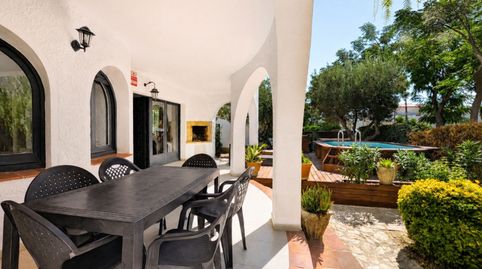 Casa con piscina privada y jardín en Requesens, Empuriabrava, a 800 metros de la playa, ideal como vivienda habitual, casa de vaca, immagine 3