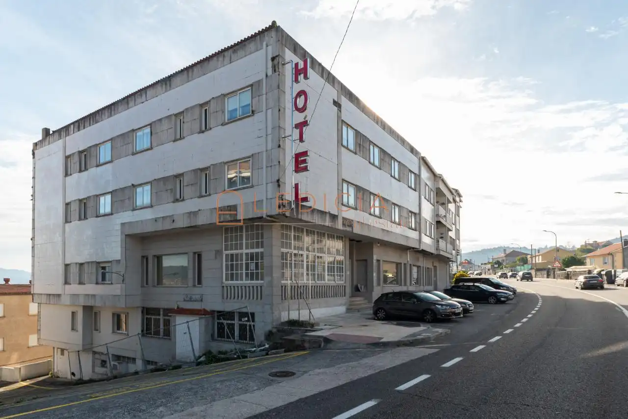 Außenansicht von Gebäude zum Verkauf in Poio
