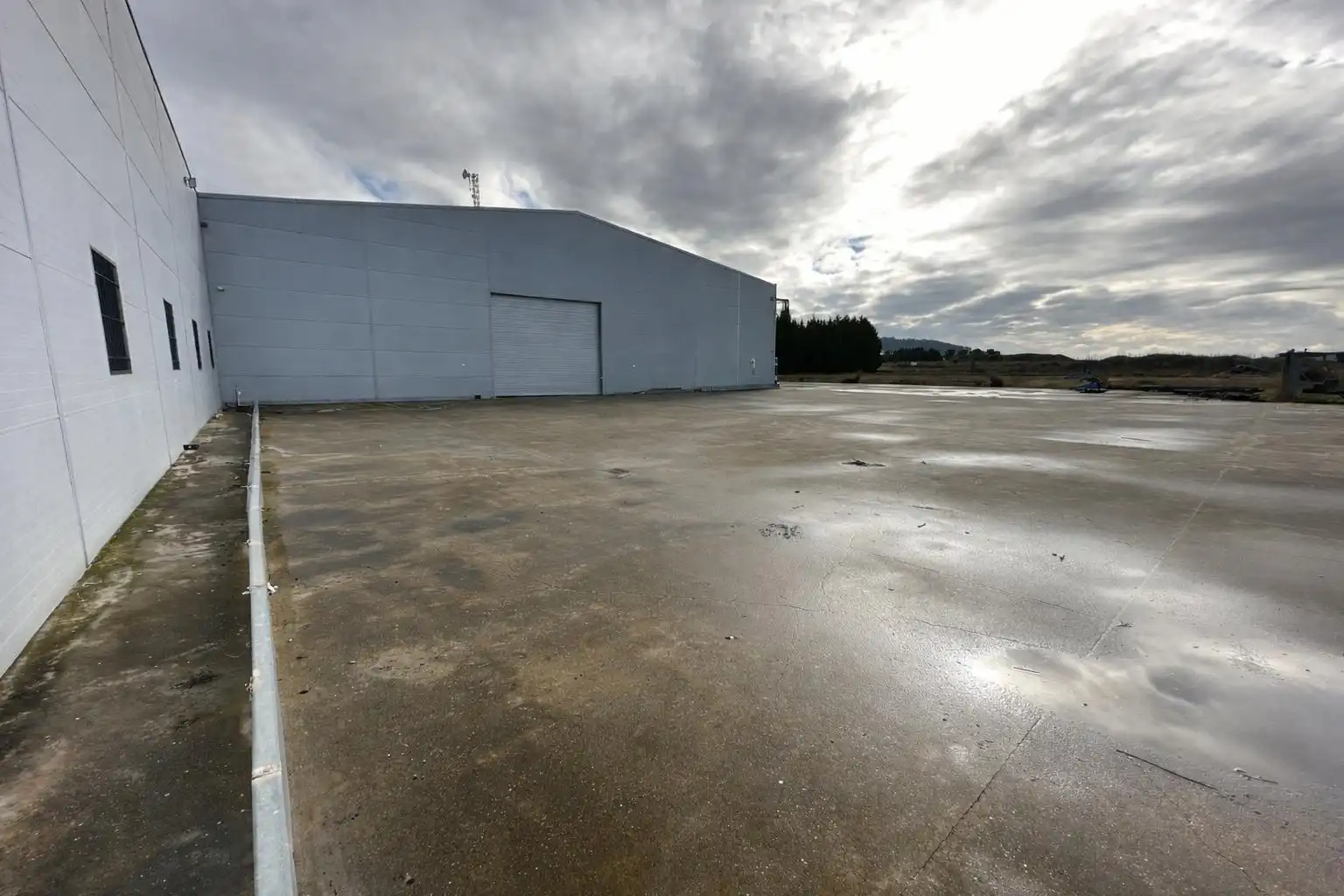 Vista exterior de Nau industrial en venda en Mojados amb Calefacció i Alarma