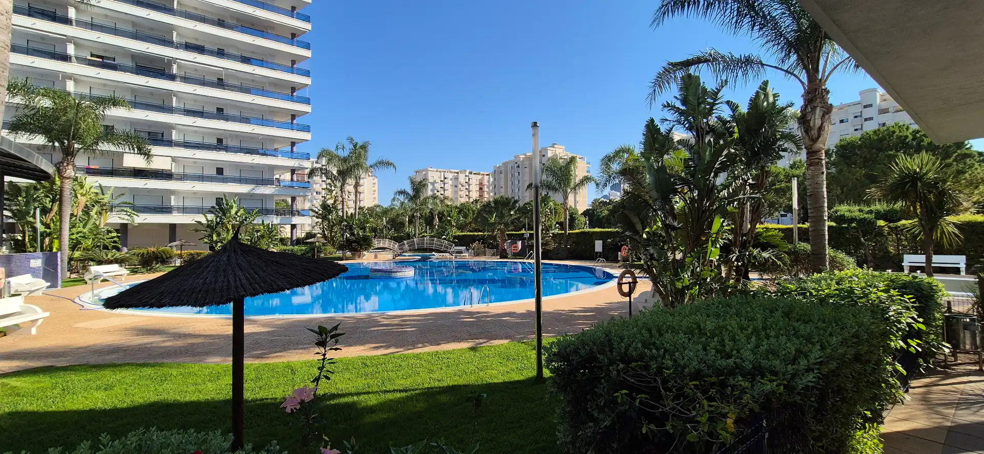 Piscina de Apartament de lloguer en Gandia amb Aire condicionat, Calefacció i Jardí privat