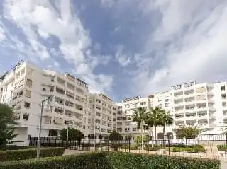 Außenansicht von Wohnung zum Verkauf in Marbella mit Klimaanlage, Heizung und Privatgarten