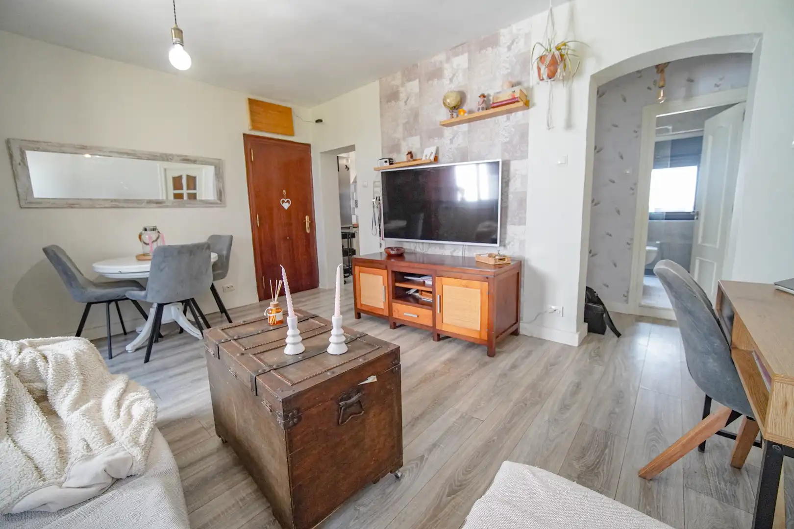 Sala d'estar de Pis en venda en Gijón  amb Parquet, Traster i Moblat