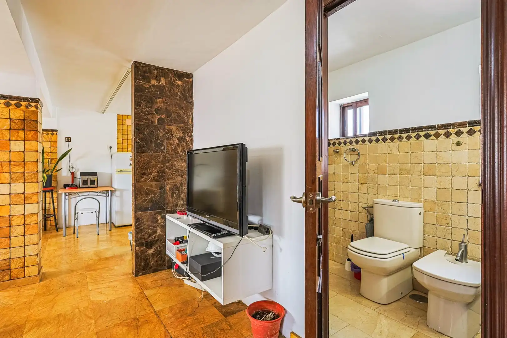 Bathroom of Flat for sale in Sevilla  with Air Conditioner and Balcony