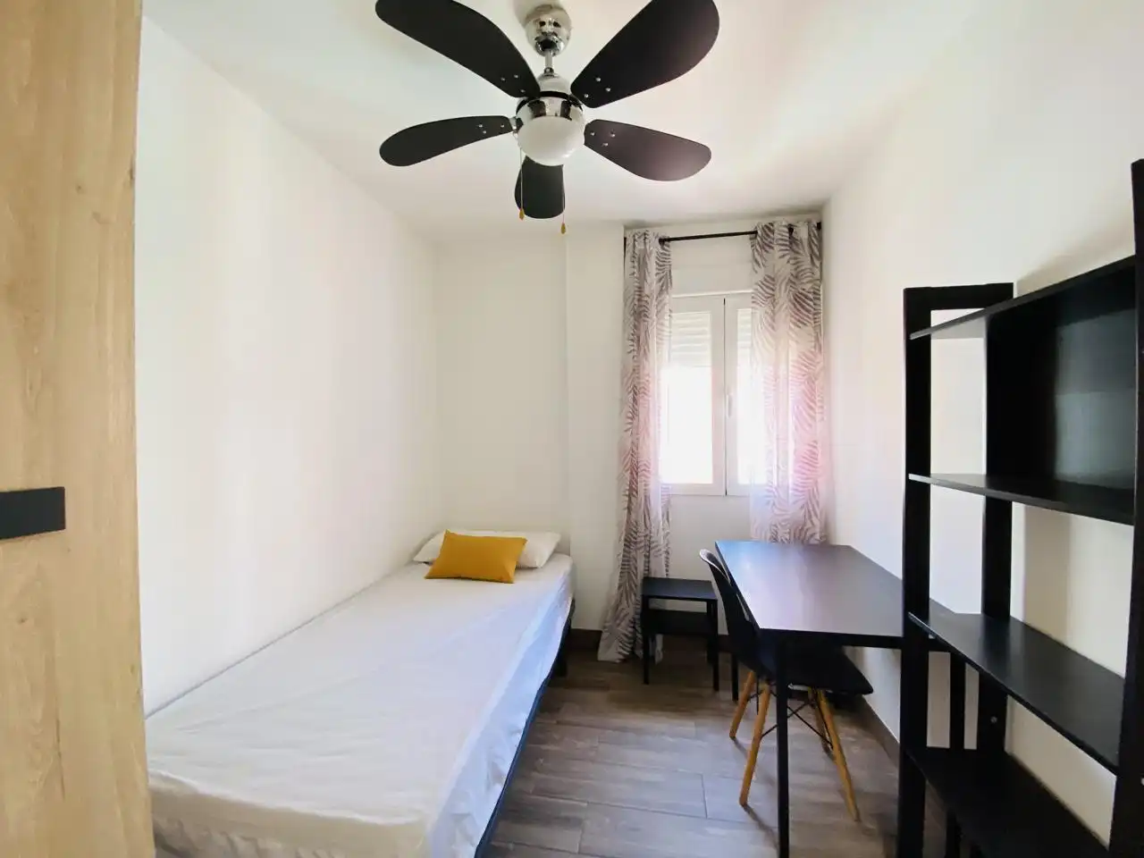 Bedroom of Flat for rent in Granada  with Air Conditioner, Furnished and Balcony
