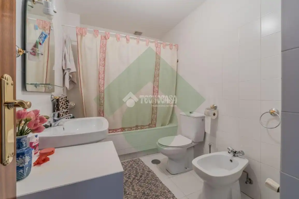 Bany de Casa adosada en venda en Griñón amb Calefacció, Piscina i Moblat