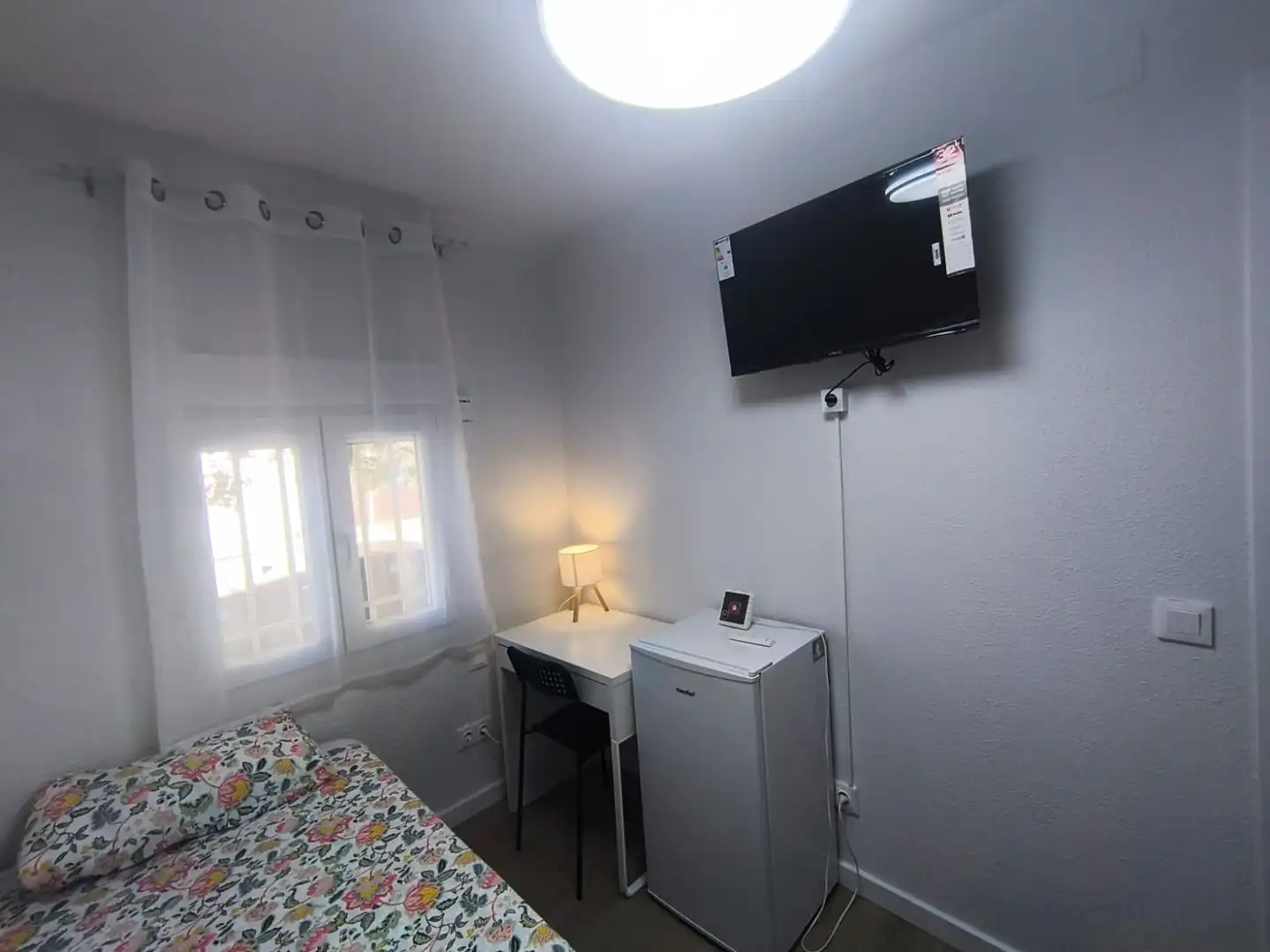 Bedroom of Flat for share in Madrid  with Heating, Furnished and Washing machine